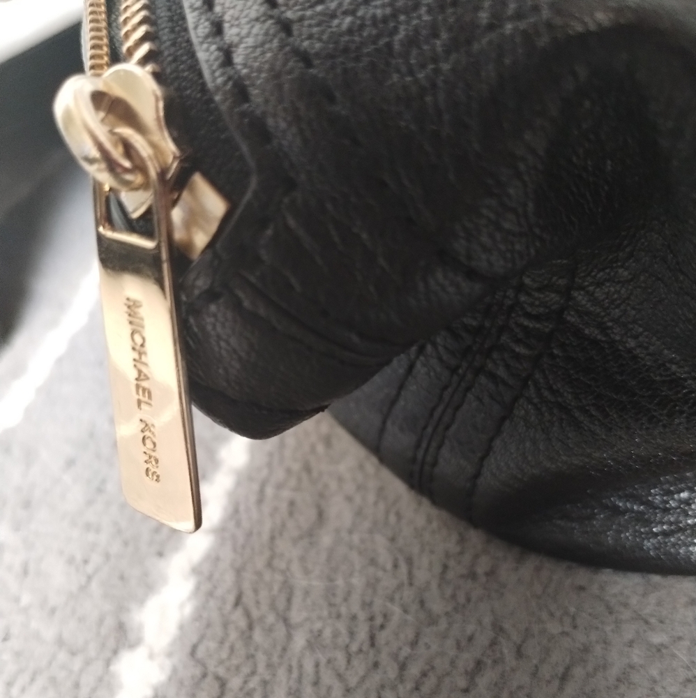 Michael Kors Black Leather Zippered Bag with Dust Bag EUC - Picture 15 of 16